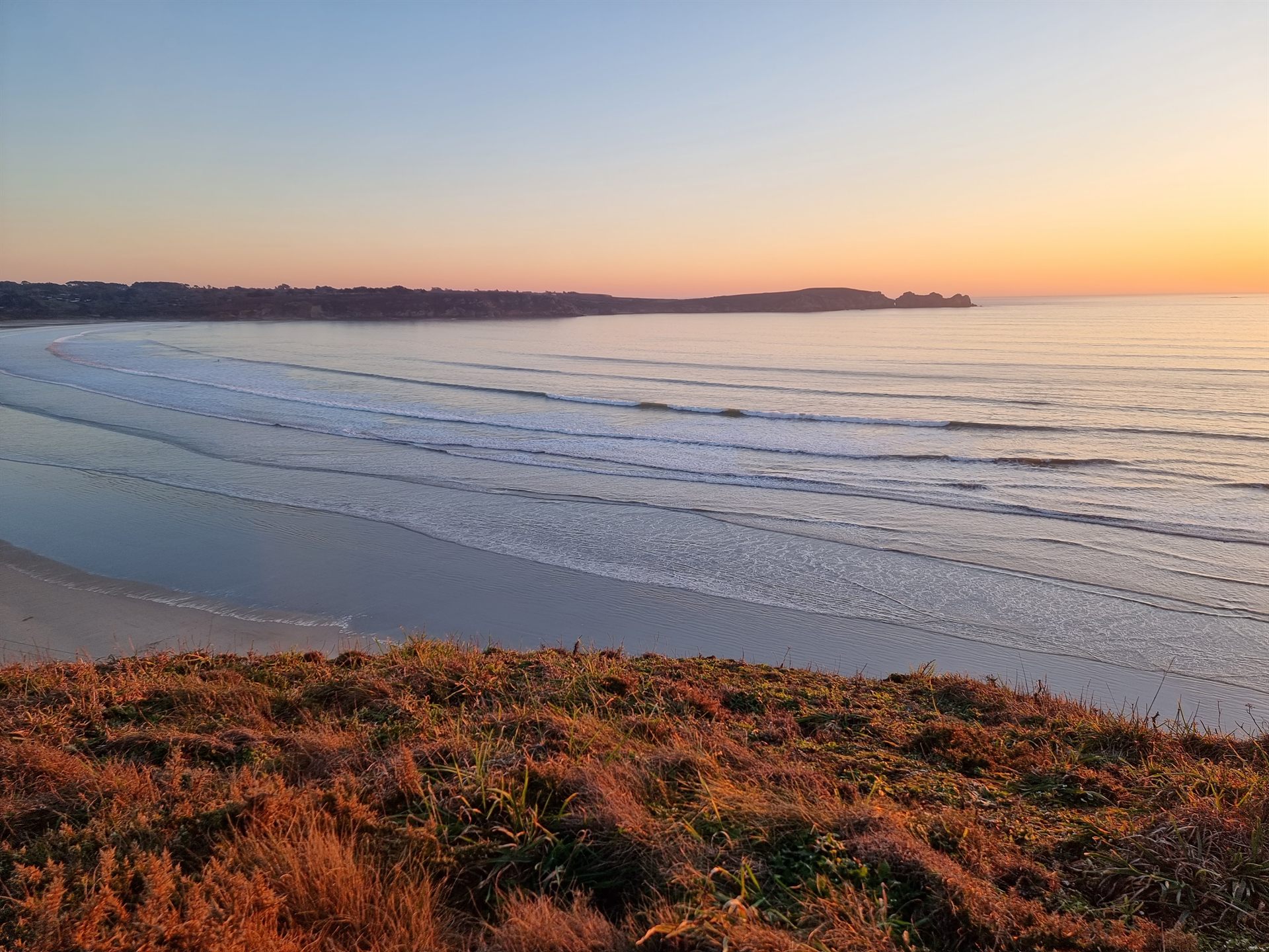Grande baie de la presqu'île de Crozon au coucher du soleil, spot de surf