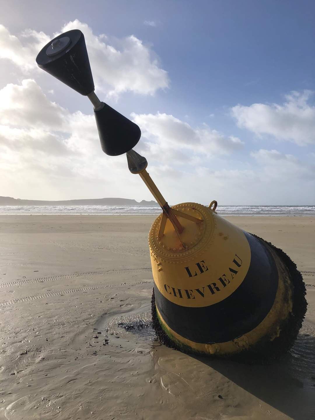 Bouée de mer échouée sur une plage de la presqu'île de Crozon, ambiance marine