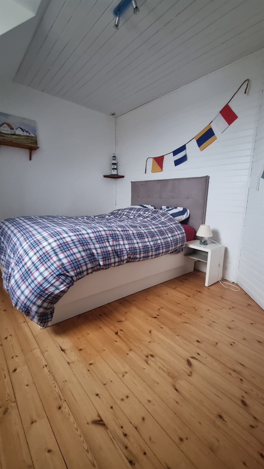 Chambre décorée de pavillons nautiques