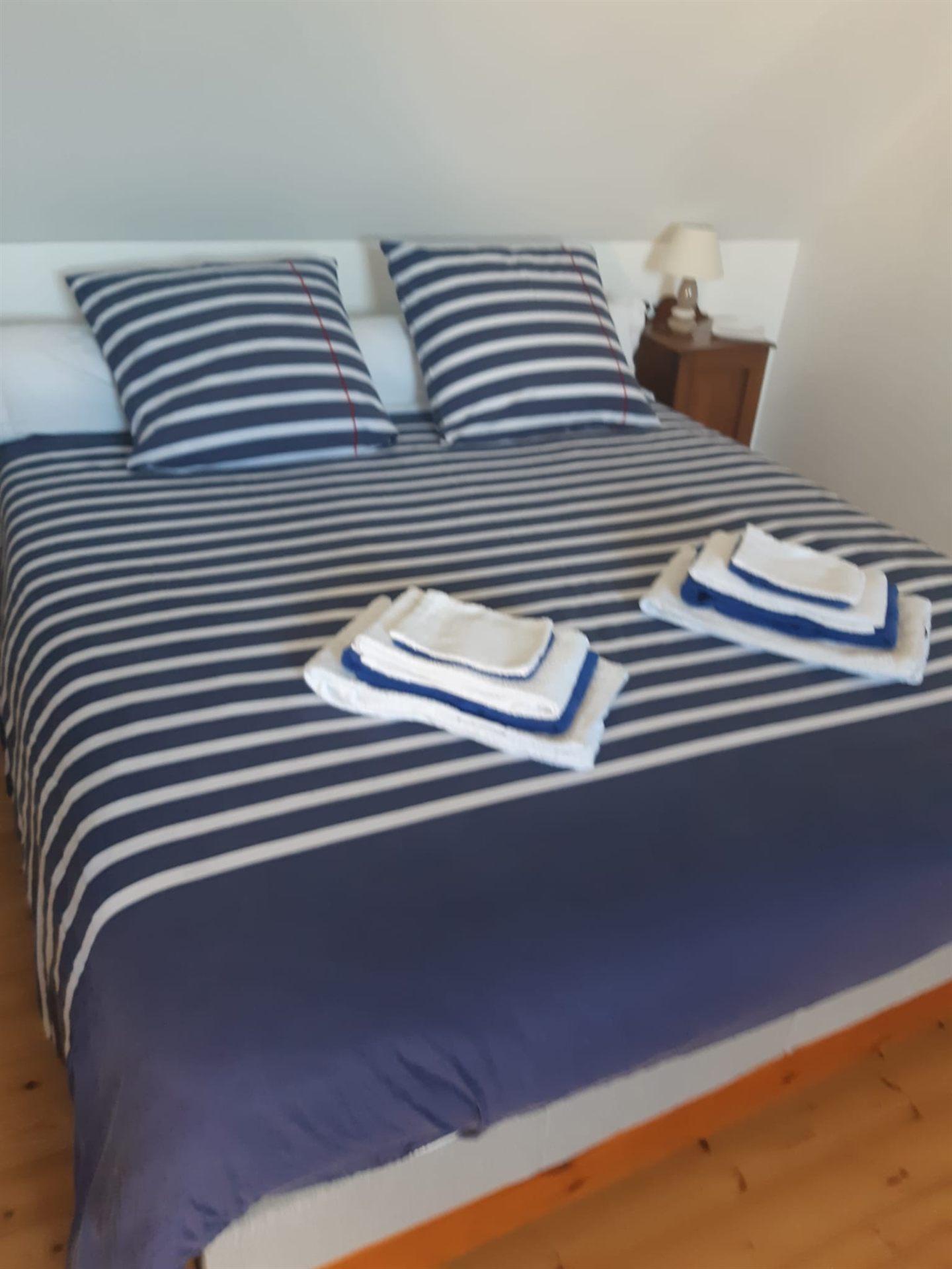 Chambre avec lit double, linge de maison bleu marine fourni