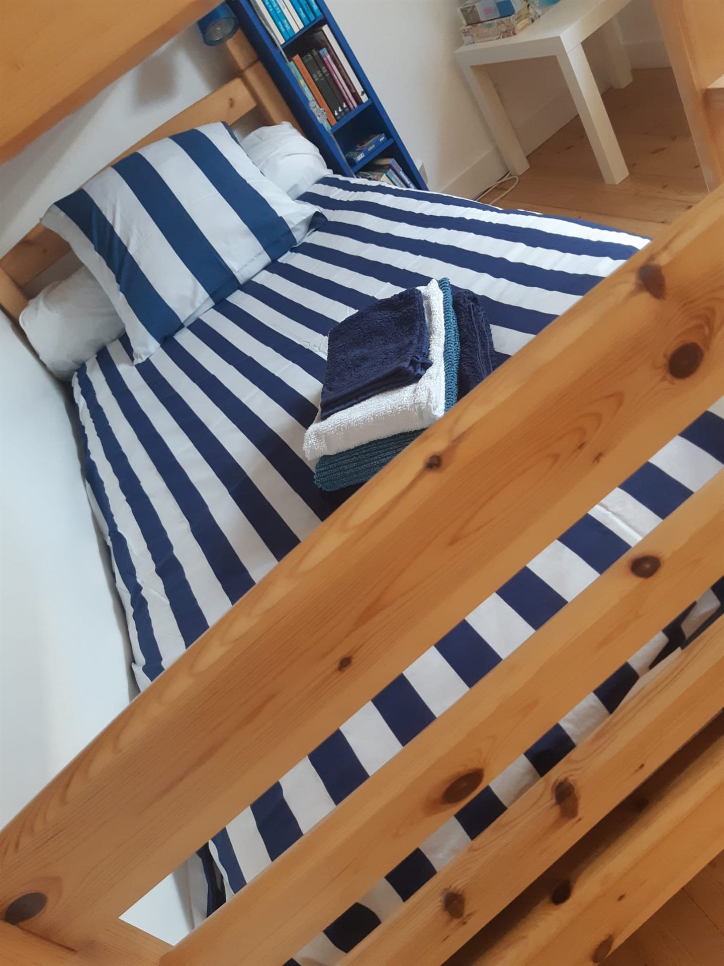 Chambre avec lits superposés en bois, idéale pour les enfants