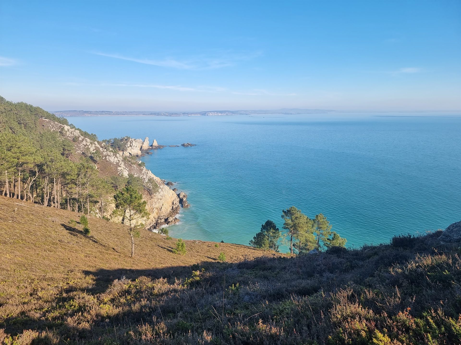 Côte sauvage de Crozon aux eaux turquoise, vers la Pointe de Pen-Hir