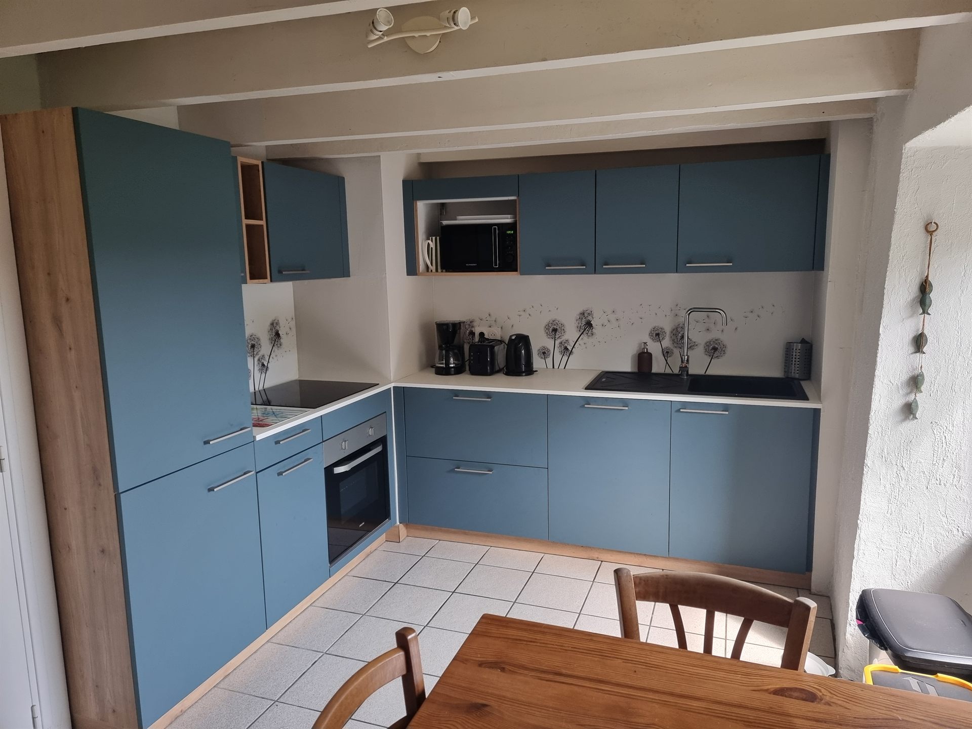 Cuisine équipée bleu canard avec four, plaques et coin repas
