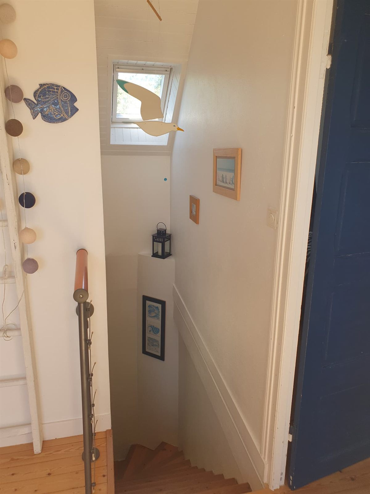 Escalier et décoration marine à l'intérieur de la maison bretonne