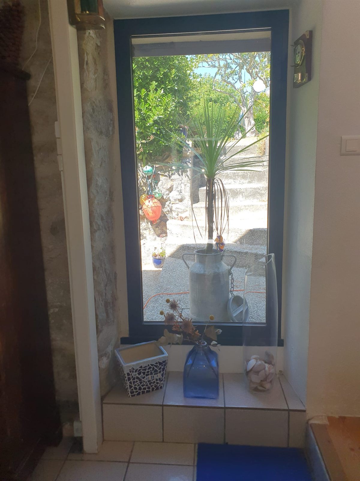 Coin décoration marine devant une fenêtre donnant sur le jardin