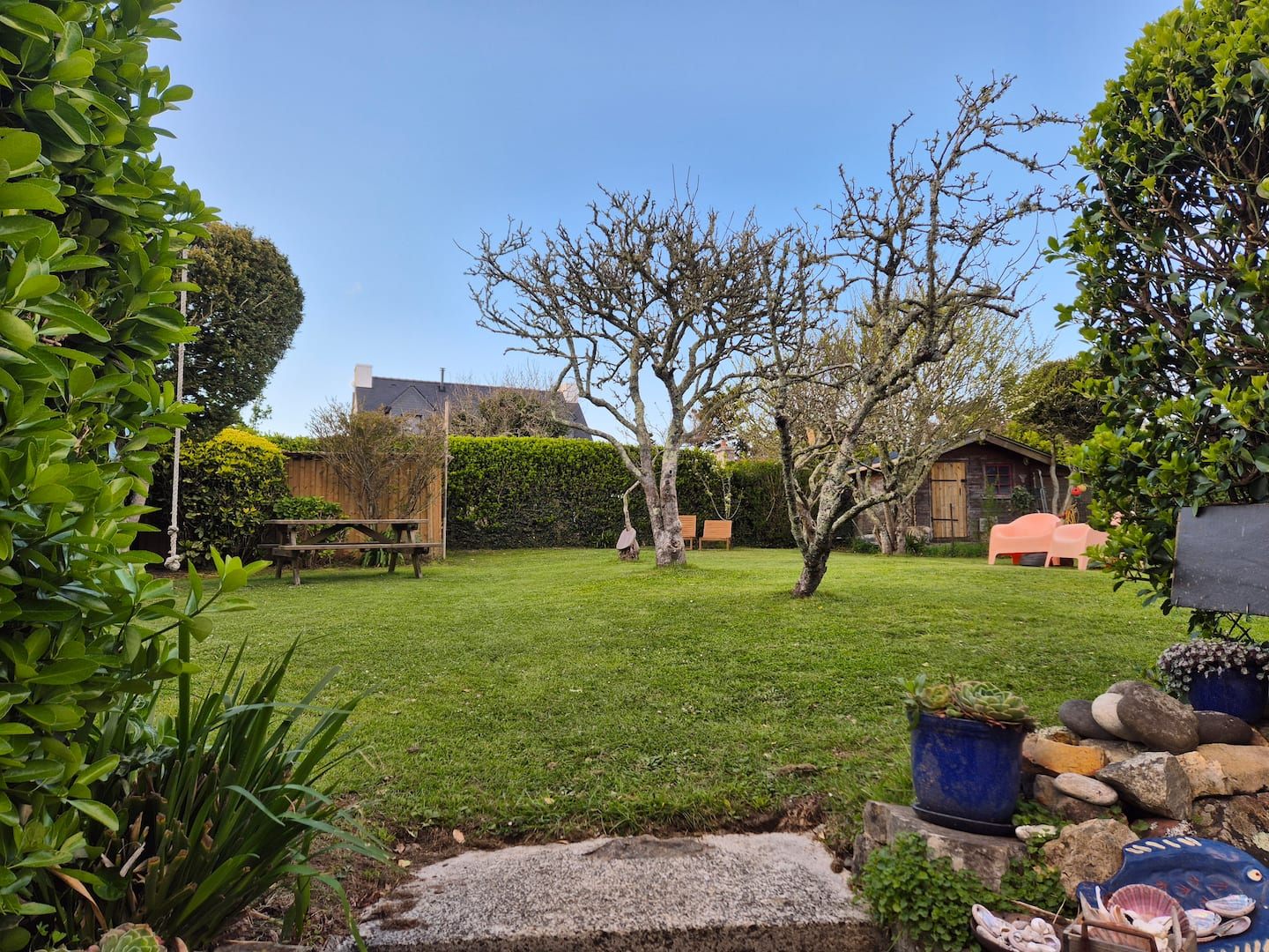 Grand jardin arboré et verger de la maison à Kersiguenou