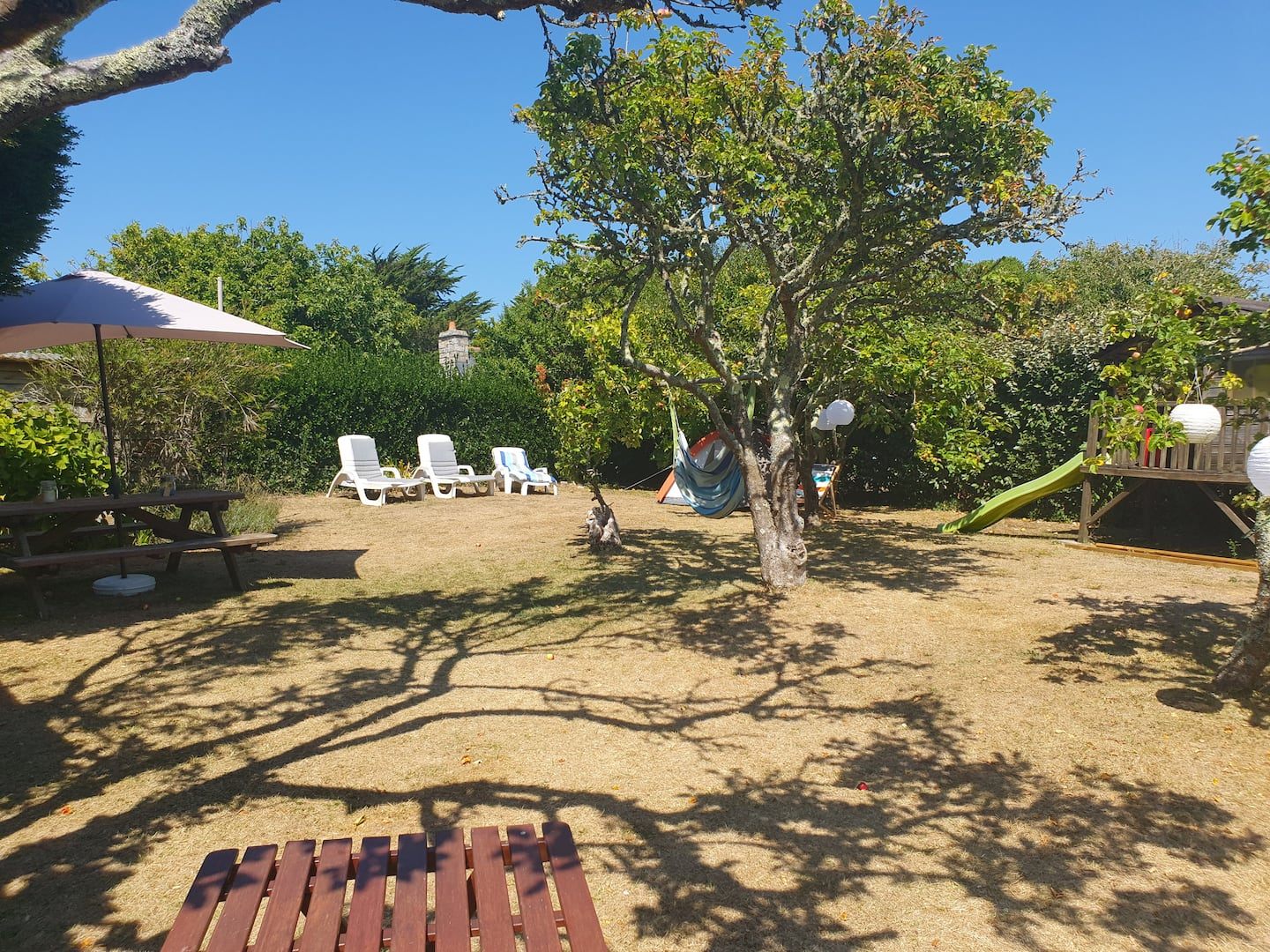 Jardin clos de 500 m² avec parasol et transats, sans vis-à-vis