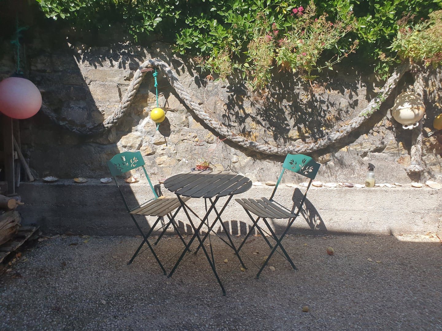 Patio avec table bistrot et hamac dans le jardin clos