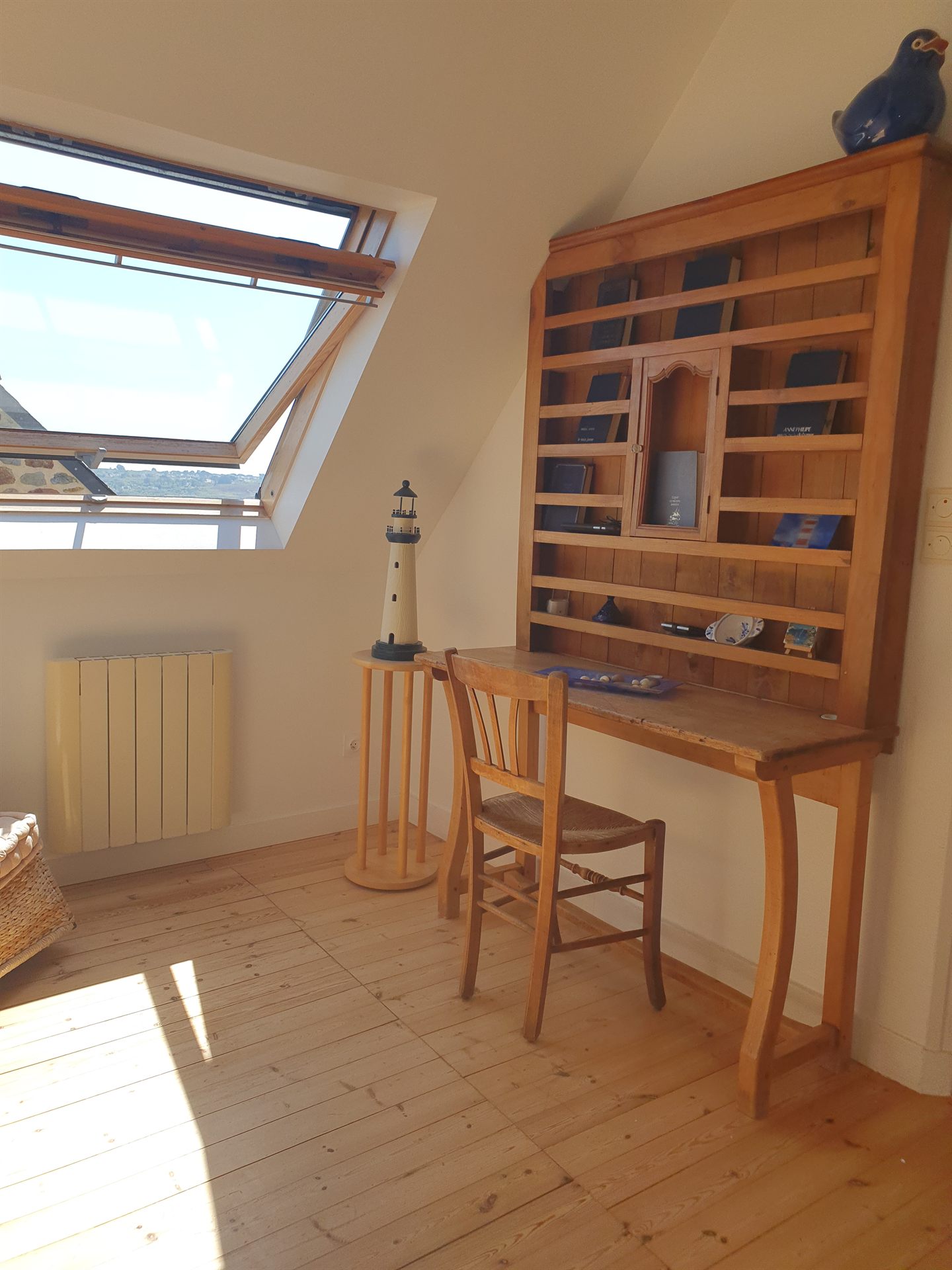 Séjour de Ty Ar Mor avec vaisselier en bois et décoration marine
