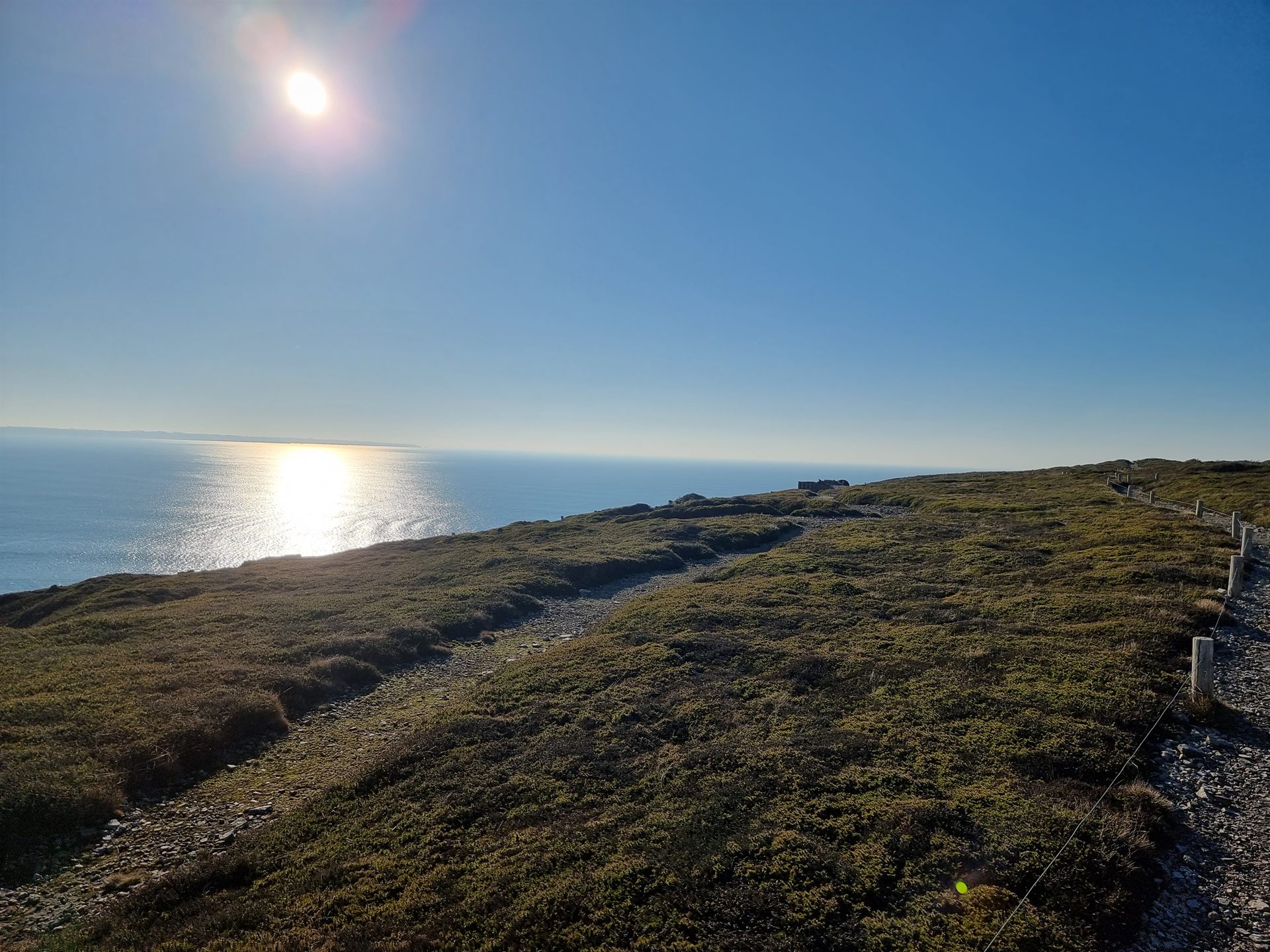 Sentier côtier GR34 le long des landes et des falaises de la presqu'île de Crozon