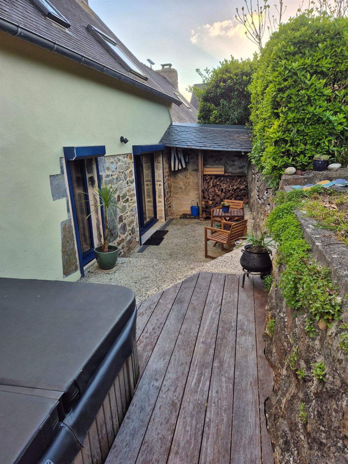 Terrasse en bois de la maison Ty Ar Mor, côté jardin