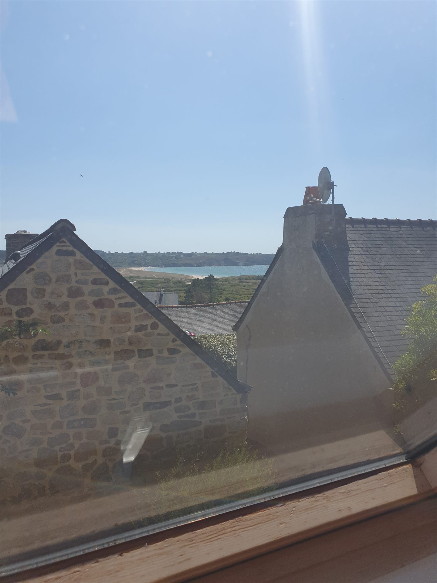 Vue sur la mer depuis une fenêtre de Ty Ar Mor